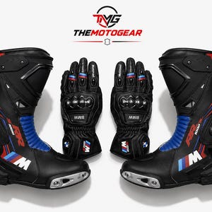 Puede incluir: Un par de botas de moto y guantes a juego en negro, rojo y azul con el logotipo BMW M y la marca RR 1000. Las botas tienen deslizadores de punta plateados y los guantes muestran el texto Motorrad con protección reforzada en los nudillos.
