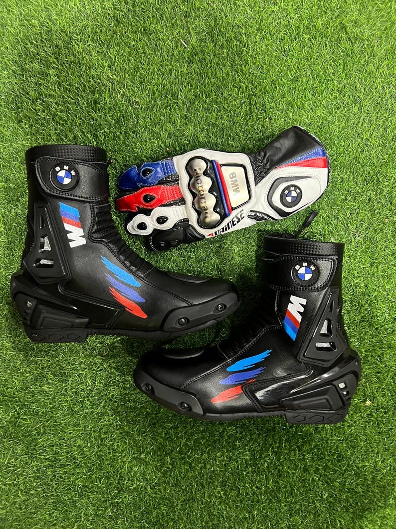 Puede incluir: Un par de botas de moto negras y un guante de moto a juego. Las botas presentan el logotipo de BMW, detalles en azul y rojo y placas protectoras de pl&aacute;stico. El guante es blanco, negro, rojo y azul con un protector met&aacute;lico para los nudillos.