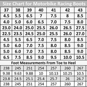 Puede incluir: Una tabla de tallas para botas de carreras de motos presentada como una cuadr&iacute;cula con texto negro sobre fondo blanco. Enumera las conversiones de tallas de calzado internacionales para Europa, Reino Unido, Jap&oacute;n, Australia, EE. UU. y Canad&aacute;.