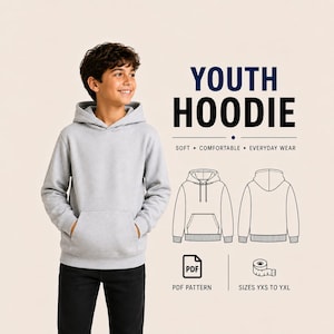 Op de afbeelding: Een lichtgrijze hoodie met lange mouwen en een kangoeroezak aan de voorzijde. De afbeelding bevat de tekst YOUTH HOODIE, SOFT COMFORTABLE EVERYDAY WEAR, PDF PATTERN en SIZES YXS TO YXL, naast een lijntekening van de voor- en achterkant van de hoodie.