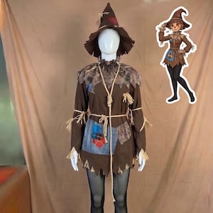 Può includere: Un costume da spaventapasseri marrone composto da un cappello a punta, una tunica a maniche lunghe con bordi sfrangiati, toppe blu e a quadri, e una corda legata in vita e al collo. L'outfit include collant neri e dettagli simili a paglia.