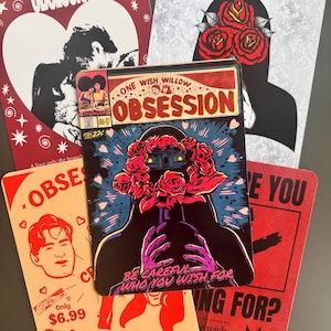 Puede incluir: Una colección de pegatinas rectangulares con ilustraciones estilo cómic. Los diseños incluyen el texto "Obsession", "One Wish Willow" y "Be Careful Who You Wish For", junto con imágenes de figuras, rosas rojas, corazones y anuncios de estilo vintage.