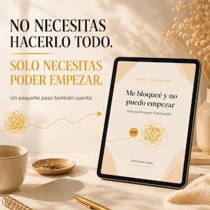 Puede incluir: Una tableta muestra una guía digital titulada Me bloqueé y no puedo empezar, Guía práctica para TDAH adulto, con un gráfico de garabato amarillo. El texto en pantalla incluye SOS y Vamos paso a paso. La tableta está junto a un cuaderno.