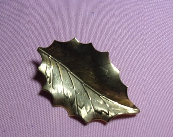 vintage gold tone leaf brooch A3