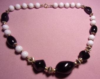 vintage black and white bead necklace D6