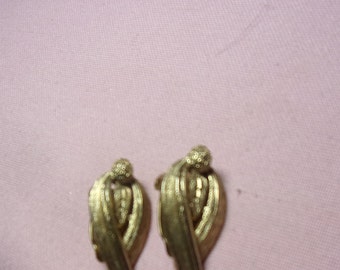 vintage gold tone clip earrings C7