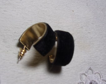 vintage 3/4" velvet hoop pierced earrings