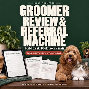 Può includere: Un tablet digitale che mostra un piano di follow-up per i clienti accanto a modelli stampati di richiesta recensioni e referenze. Un cane marrone dal pelo riccio e un gatto soffice siedono accanto ai documenti su uno sfondo verde scuro con testo.