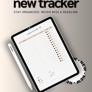 Peut inclure: Une tablette numérique affichant un modèle de suivi des devoirs avec des colonnes pour la matière, la date d'échéance et des cercles de progression. L'écran montre le texte assignment tracker et une légende de priorité. Un stylet blanc est posé.