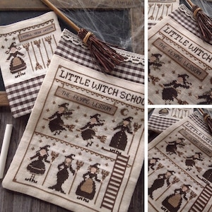 Op de afbeelding: Een kruissteekpatroon van een heksenschool met de tekst "Little Witch School" en "The Flying Lesson". Het patroon is op een beige stof met bruine en zwarte steken. Het patroon is omlijst door een bruin en wit geruite stof.