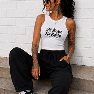 All Sugar No Daddy tanktop | Bella+Canvas | Gotische crop top met scriptprint