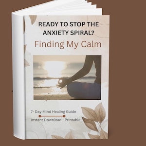 Op de afbeelding: Een e-boek getiteld Quick Anxiety Relief Ebook met een omslag met de tekst Ready to Stop the Anxiety Spiral? Finding My Calm, 7-Day Mind Healing Guide en Instant Download - Printable, naast een foto van een persoon die mediteert.