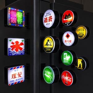 Puede incluir: Una colección de pequeños letreros luminosos de pared con diversos diseños gráficos y texto en chino e inglés. Los letreros son cuadrados o circulares con marcos negros y muestran iconos como un gato, una botella y símbolos de trabajo o salida.