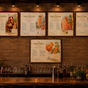 Peut inclure: Cinq affiches murales rectangulaires présentant des recettes de cocktails illustrées pour Virgin Sangria, Bellini, Paloma, Cosmo et Spritz. Chaque affiche présente une illustration de boisson, une liste d'ingrédients et des instructions sur un mur en briques.