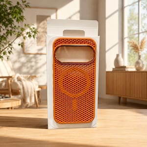 Puede incluir: Un dispositivo portátil rectangular de color blanco con un panel frontal naranja de patrón de panal. La unidad incluye una abertura rectangular horizontal lisa en la parte superior y una hendidura circular centrada en la rejilla naranja.