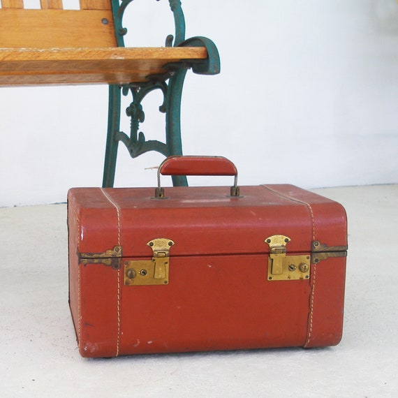 Dionite Luggage mint green train case with key. Ring on the lid! Year 1950. Vintage  travel suitcase. Toiletry bag.