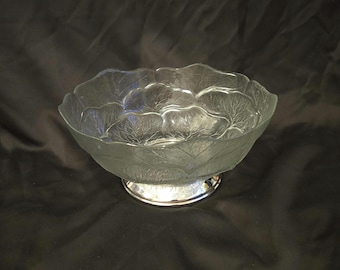 Coupe ronde sur pied en verre pressé transparent, à motif de feuilles et bord festonné
