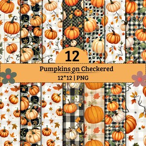 Puede incluir: Una colección digital de 12 patrones sin costuras con calabazas naranjas y blancas, hojas de otoño y fondos de cuadros blancos y negros. El texto central dice 12 Pumpkins on Checkered 12*12 | PNG, presentado como recurso gráfico.