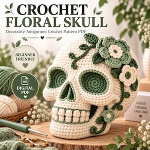 Könnte beinhalten: Ein gehäkelter Totenkopf aus cremefarbenem und dunkelgrünem Garn, verziert mit gehäkelten Blumen und Ranken. Der Text lautet CROCHET FLORAL SKULL, Decorative Amigurumi Crochet Pattern PDF, BEGINNER FRIENDLY, DIGITAL PDF und GOOD THINGS TAKE TIME.