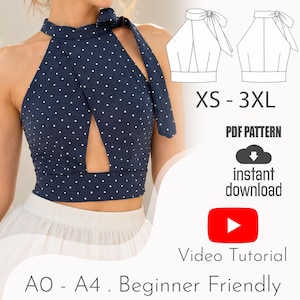 Può includere: Un top corto all'americana blu navy con pois bianchi, caratterizzato da un'apertura frontale e una chiusura con laccio laterale al collo. L'immagine include un disegno tecnico, il testo XS - 3XL, PDF PATTERN, instant download e Video Tutorial A0 - A4.