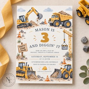 Könnte beinhalten: Eine rechteckige Geburtstagseinladungskarte mit Aquarellillustrationen von gelben Baufahrzeugen, orangefarbenen Verkehrskegeln und Steinen. Der Text lautet: MASON IS 3 AND DIGGIN' IT, JOIN US FOR A DAY OF TRUCKS, TREATS & TURNING THREE, SATURDAY, SEPTEMBER 14 AT 12:30 PM, 1270 BRICKYARD LANE, RIVERDALE, RSVP TO CINTHIA 555-248-9031, HARD HATS ENCOURAGED.