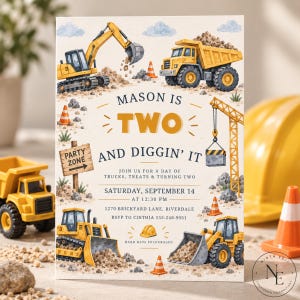 Pode incluir: Um convite de aniversário retangular com veículos de construção amarelos, cones de trânsito laranja e montes de terra. O texto diz: MASON IS TWO AND DIGGIN' IT, JOIN US FOR A DAY OF TRUCKS, TREATS & TURNING TWO, SATURDAY, SEPTEMBER 14 AT 12:30 PM.