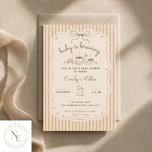 Può includere: Un biglietto d'invito rettangolare per baby shower con sfondo a righe verticali beige e bianco. Il biglietto presenta un bordo decorativo, un fiocco in alto e illustrazioni di una tazza di caffè, un cornetto e un biberon. Il testo recita: baby is brewing, JOIN US FOR A BABY SHOWER TO HONOR Emily Miller, July 22, 2-4 PM, THE COFFEE CAFE, 789 ANYWHERE STREET, ANY CITY, RSVP TO SARAH BY 31 JUNE 0433 123 456.