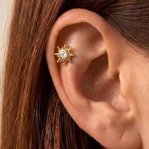925 sterlingsilver med sol- och platta örhängen・Piercing med invändig gänga・Örhänge med CZ-solsken och broskspiral・Gåva till årsdagspresent