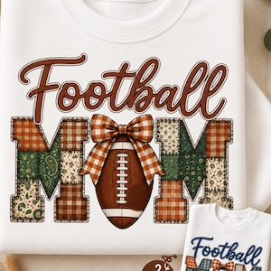Puede incluir: Una sudadera blanca con el texto marrón Football sobre la palabra MOM, cuyas letras están rellenas con un patrón de patchwork de cuadros verdes, marrones y blancos y estampados florales. Un lazo de cuadros vichy marrón y blanco sobre un balón.