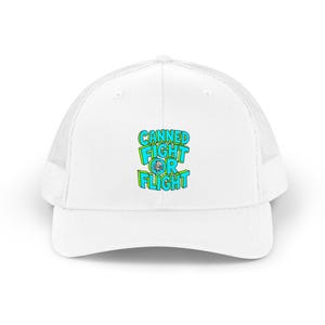 Puede incluir: Una gorra tipo camionero blanca con parte trasera de malla y panel frontal sólido. El centro presenta un gráfico con el texto CANNED FIGHT OR FLIGHT en letras de bloque azul brillante y verde, junto a una ilustración de un oposum gris.