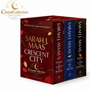 Peut inclure: Un coffret de trois livres intitulé Crescent City de Sarah J. Maas, comprenant House of Earth and Blood, House of Sky and Breath et House of Flame and Shadow. Le coffret est rouge foncé avec des détails dorés et le logo ChandCollection Book Store.