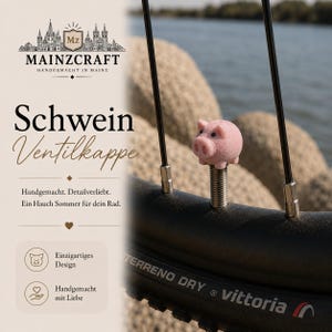 Könnte beinhalten: Eine hellrosa, 3D-gedruckte Ventilkappe in Schweineform, die auf einem Fahrradventil sitzt. Das Schwein hat eine Schnauze, kleine Ohren und schwarze Augen. Der Text auf der linken Seite enthält 'MAINZCRAFT', 'Schwein Ventilkappe' und weitere Angaben.
