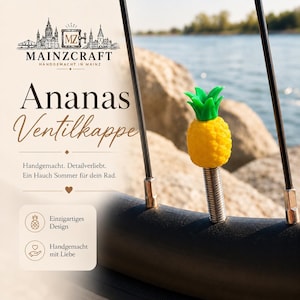 Könnte beinhalten: Eine gelb-grüne Ananas-Ventilkappe an einem Fahrradspeichenventil. Das Bild enthält den Text MAINZCRAFT, Ananas Ventilkappe, Handgemacht. Detailverliebt. Ein Hauch Sommer für dein Rad., Einzigartiges Design und Handgemacht mit Liebe.