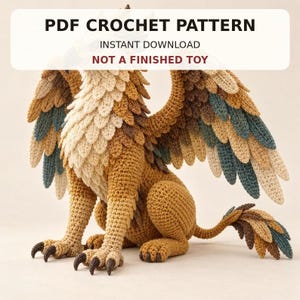Peut inclure: Un modèle de crochet PDF pour une créature griffon. Le texte indique PDF CROCHET PATTERN, INSTANT DOWNLOAD, NOT A FINISHED TOY. Le griffon est fait de fil crème, beige, marron et bleu sarcelle avec des détails de plumes superposées.