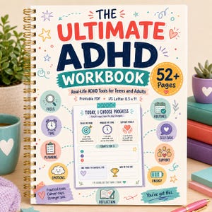Può includere: Un quaderno di esercizi a spirale intitolato The Ultimate ADHD Workbook con 52+ pagine. La copertina presenta icone colorate per focus, tempo, pianificazione, emozioni, routine, supporto ed energia, oltre a una pagina modello giornaliera.