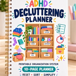 Könnte beinhalten: Ein spiralgebundener ADHD Decluttering Planner mit weißem Einband, buntem Text, einer Grafik eines Regals mit sechs Fächern und beschrifteten Körben, einer Checkliste, einem Timer und einer Kiste. Der Einband zeigt 10-PAGE PLANNER und RESET SORT SIMPLIFY.