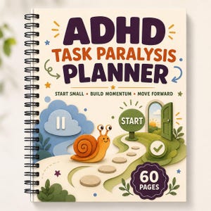 Op de afbeelding: Een spiraalgebonden ADHD Task Paralysis Planner met een crèmekleurige kaft met een cartoon-slak op een pad, een groen startbord en een open deur. De tekst luidt ADHD TASK PARALYSIS PLANNER, START SMALL, BUILD MOMENTUM, MOVE FORWARD en 60 PAGES.