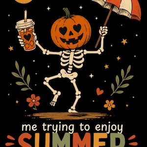 Può includere: Un'illustrazione grafica su sfondo nero che raffigura uno scheletro con una testa di zucca, che tiene in mano un caffè ghiacciato e un ombrello arancione e bianco. Il testo recita: me trying to enjoy SUMMER WHILE WAITING FOR FALL, con stelle, luna e fiori.