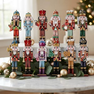 木製くるみ割り人形クリスマスオーナメント12個セット、ミニくるみ割り人形兵隊フィギュア、クリスマスツリー吊り下げ装飾、お祝いのテーブルディスプレイギフト