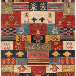 Handgeknüpfter roter Patchwork-Wollteppich – Moderner Gabbeh-Teppich im Stammes- und Volkskunststil mit Tiermotiven für Wohnzimmer und Wohnbereich