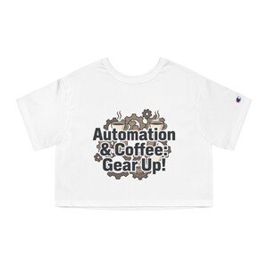 Op de afbeelding: Een wit kort T-shirt met korte mouwen en een centrale afbeelding van bruine tandwielen en dampende koffiekopjes. De tekst Automation & Coffee: Gear Up! staat in een donkergrijs lettertype. Een klein blauw en rood logo staat op de rechtermouw.