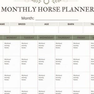 Könnte beinhalten: Ein monatlicher Pferdeplaner mit der Überschrift "MONTHLY HORSE PLANNER" und Illustrationen von Pferdeköpfen links und rechts. Das Raster enthält Spalten für Pferdename, Rasse, Alter, Stall und Trainer sowie tägliche Abschnitte für Notizen.