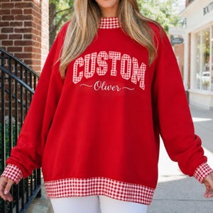 Moletom unissex personalizado com gola alta em xadrez vichy, estilo universitário, com aplique personalizado de nome, ideal para presentear no mundo dos universitários.