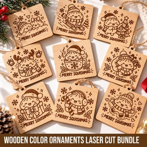 Pode incluir: Uma coleção de nove ornamentos quadrados de madeira com ilustrações gravadas a laser de bolinhos de desenho animado em várias cenas festivas. Cada ornamento inclui um laço de juta para pendurar e o texto MERRY SQUISHMAS gravado na base.