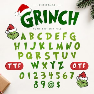 以下が含まれることがあります： 「CHRISTMAS GRINCH」というタイトルのデジタルフォントファイルセット。緑色の大文字アルファベット、数字の0から9、および@と$の記号が含まれています。デザインには、サンタの帽子をかぶった緑色のキャラクターのイラストが描かれています。