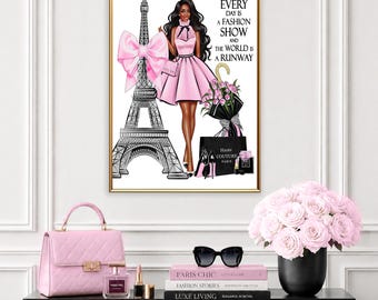 Tryck av Parismodeflicka, väggkonst med rosa klänning, modetryck med Eiffeltornet, konst med flicka på catwalken, glamourdekor i Paris, väggkonst med modecitat