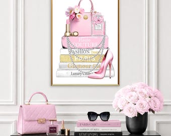 Modetryck med rosa väska, väggkonst med rosa skor, tryck med modeböcker, glamourdekor i Paris, konst med rosa parfym, väggkonst med feminin mode