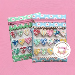 Puede incluir: Dos bolsas con cremallera con ventanas de vinilo transparente que muestran filas de corazones de tela coloridos. Las bolsas están hechas con una tela floral azul claro y verde y tienen un ribete rosa. Las bolsas están etiquetadas con una pegatina circular que dice "PDF Sewing Pattern Sallieann Harrison - Quilter".