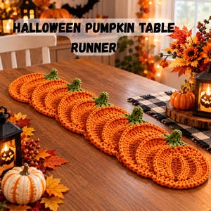 Peut inclure: Un chemin de table composé de plusieurs motifs de citrouilles orange au crochet avec des tiges vertes, disposés en ligne. Le texte HALLOWEEN PUMPKIN TABLE RUNNER est superposé en haut de l'image dans une police grasse et sombre.