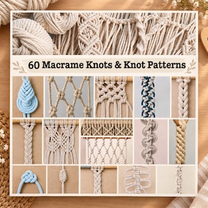 Peut inclure: Un guide visuel intitulé 60 Macrame Knots & Knot Patterns présentant une collection de diverses techniques de macramé. L'image affiche plusieurs exemples en gros plan de motifs de cordes nouées en beige, bleu clair et bleu foncé sur un fond neutre.